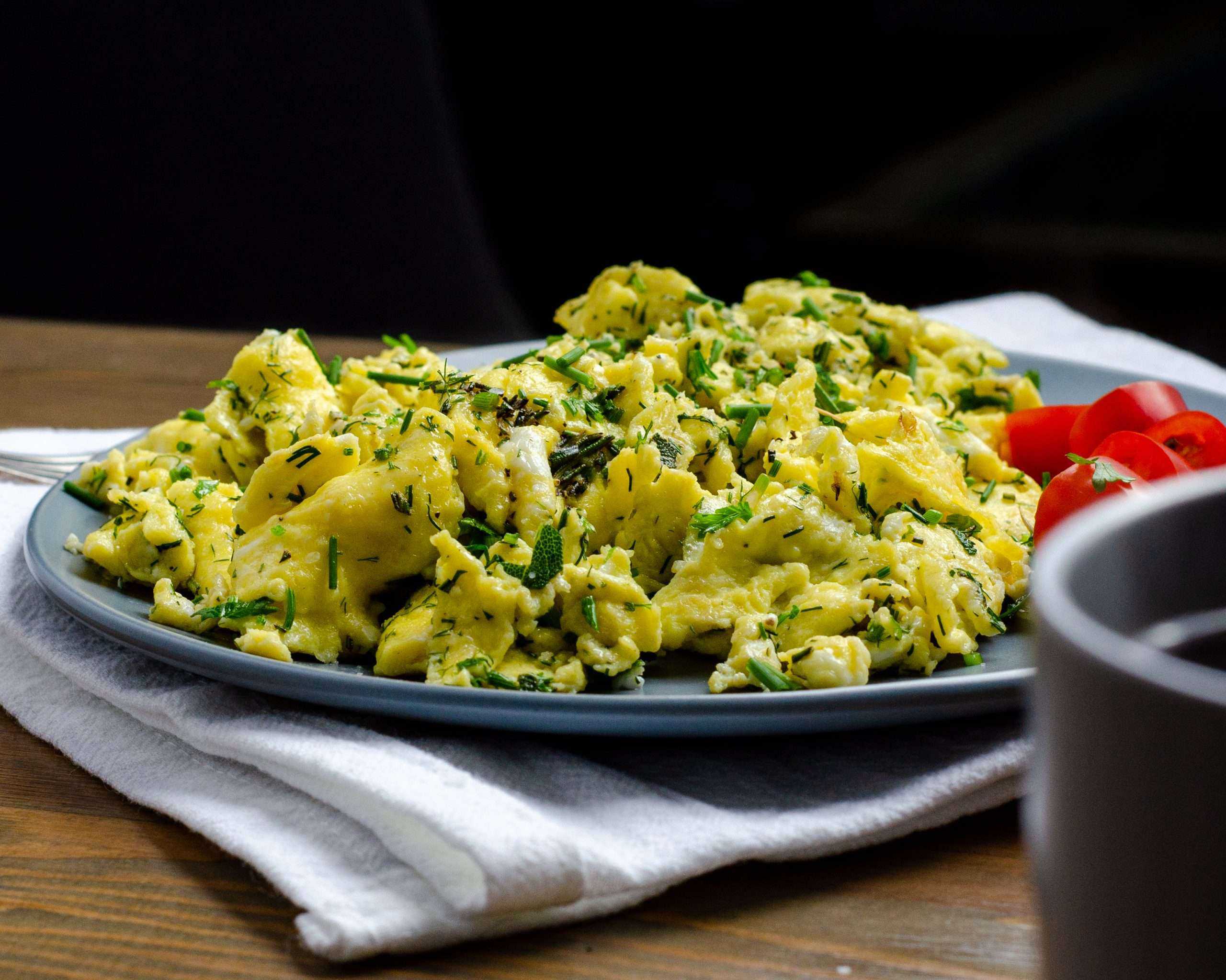 Flavourfull Herby Scrambled Eggs with coffee and tomatoes